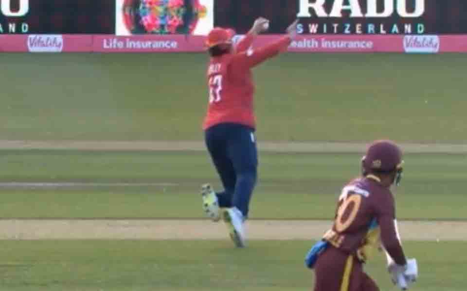 WATCH: Sophia Dunkley's stunning one-handed catch has Zaida James walk back