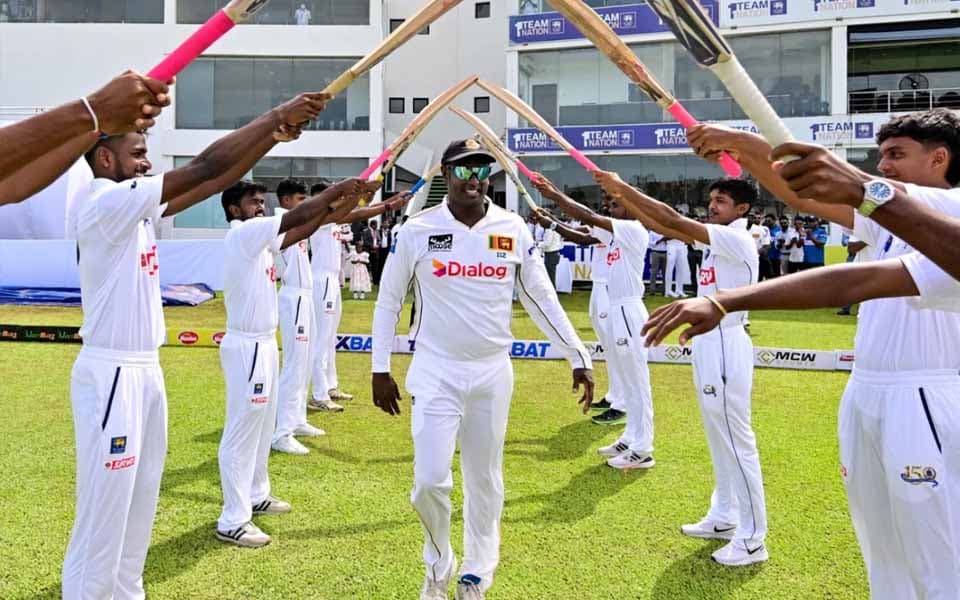 Angelo Mathews gets guard of honour from Sri Lanka teammates in farewell Test
