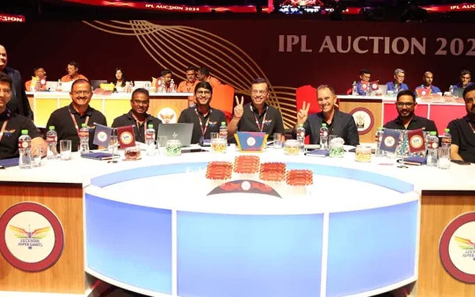 Who makes the decisions in IPL Auctions?