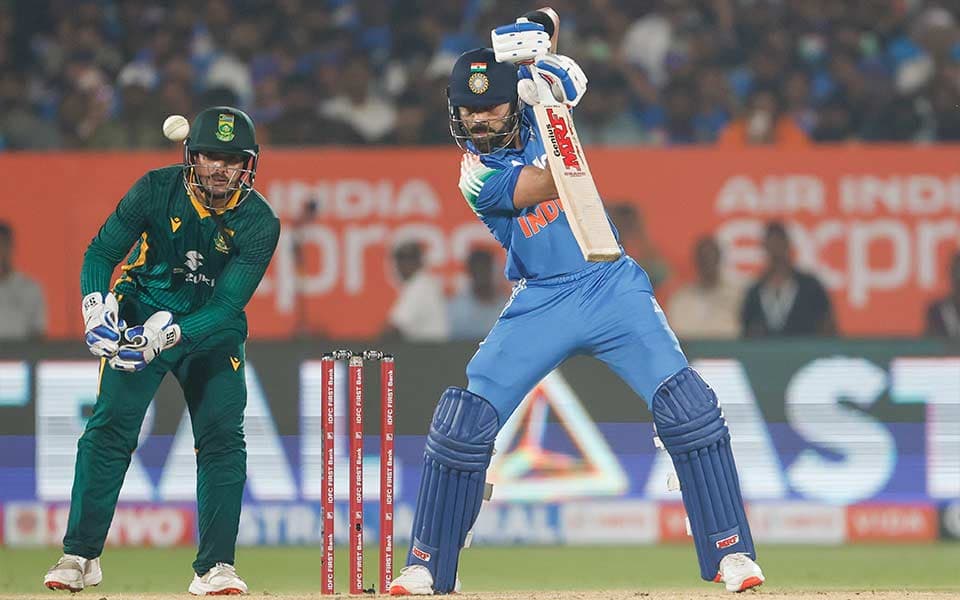 IND vs SA 2025: Virat Kohli's no-look six in 3rd ODI breaks the internet
