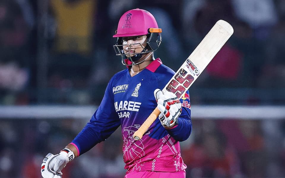 IPL 2026: ‘Main photo lene ka paisa leta hoon’ - Vaibhav Sooryavanshi pulls epic prank on kids at airport