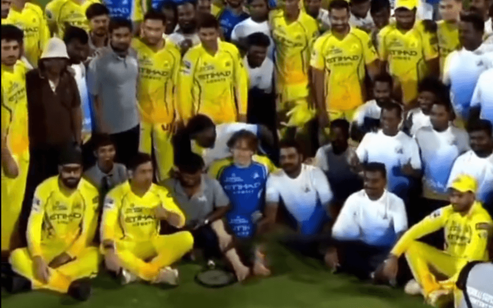 IPL 2026: MS Dhoni sits beside ground staff during CSK team photo