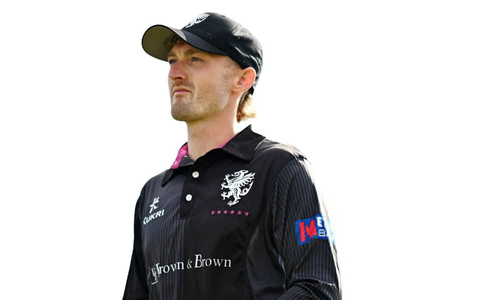 Lewis Goldsworthy signs contract extension with Somerset