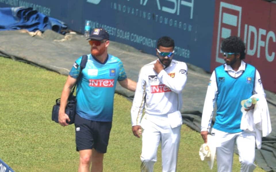 Dinesh Chandimal taken to hospital after shoulder and neck injury in Galle Test