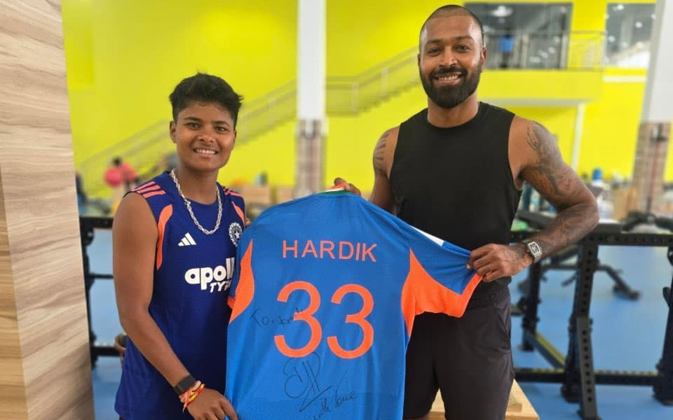 Kranti Gaud meets Hardik Pandya at BCCI Centre of Excellence, gets signed jersey on her birthday