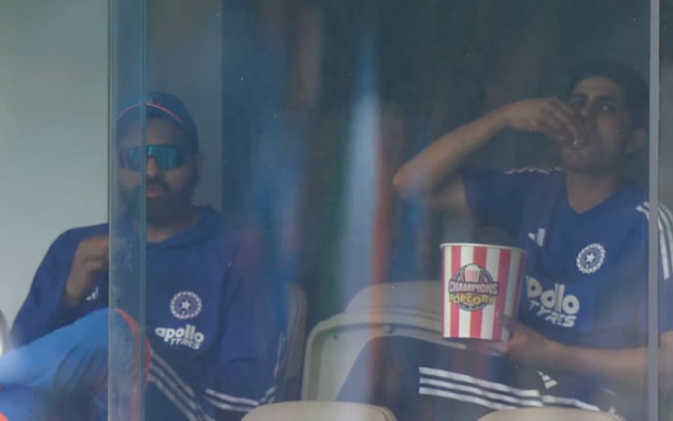 AUS vs IND 2025: Shubman Gill shares popcorn with Rohit Sharma during rain break in Perth