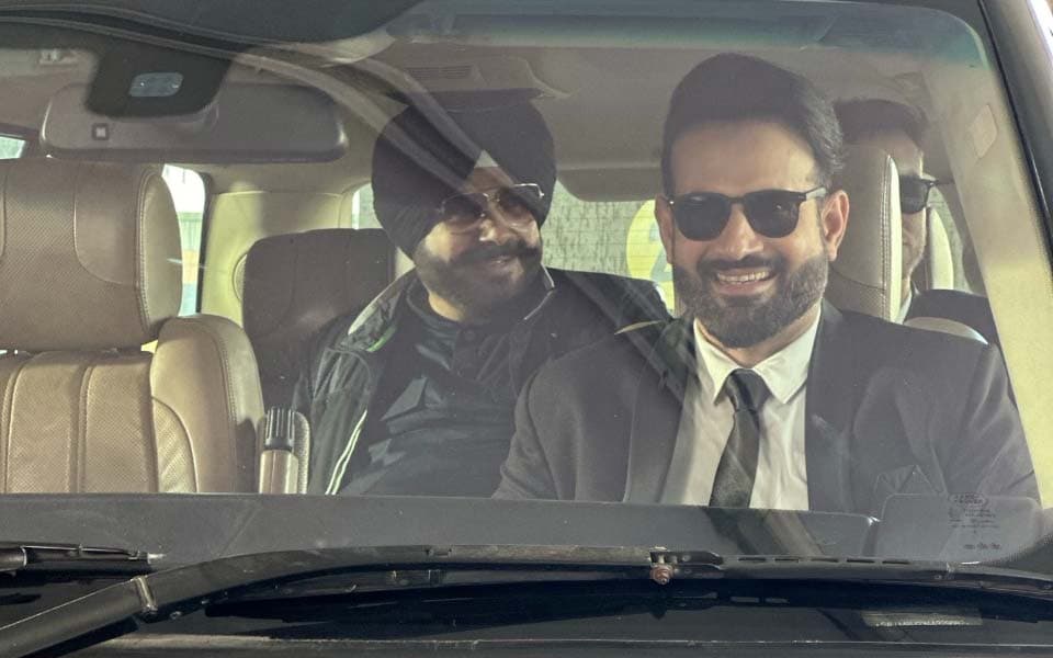 "Tum no 1 commentator ho aur no 1 insaan ho" - Navjot Singh Sidhu shares special message for Irfan Pathan